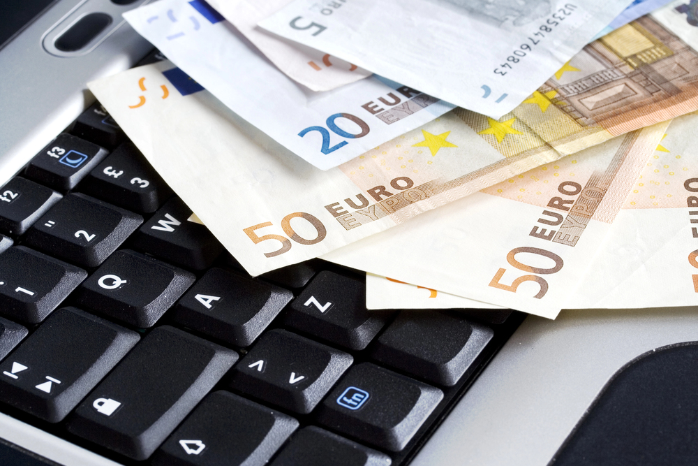 Euro Banknoten liegen auf einer Tastatur als Symbolbild für Ratgeber: Online Geld verdienen