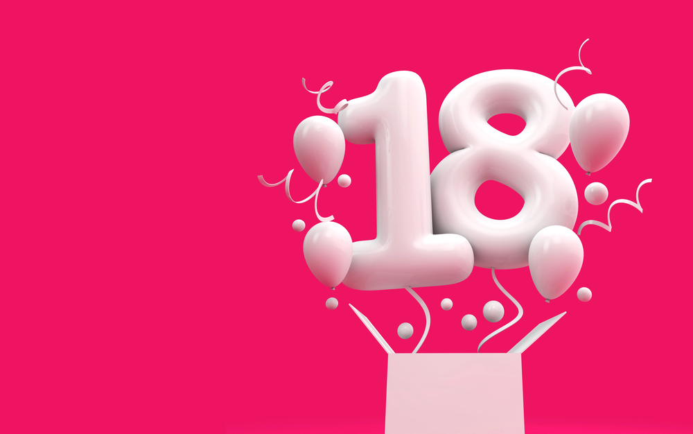 Luftballons in Form einer 18, die aus einem Päcken kommen als Symbolbild für den Ratgeber: Geschenke zum 18. Geburtstag