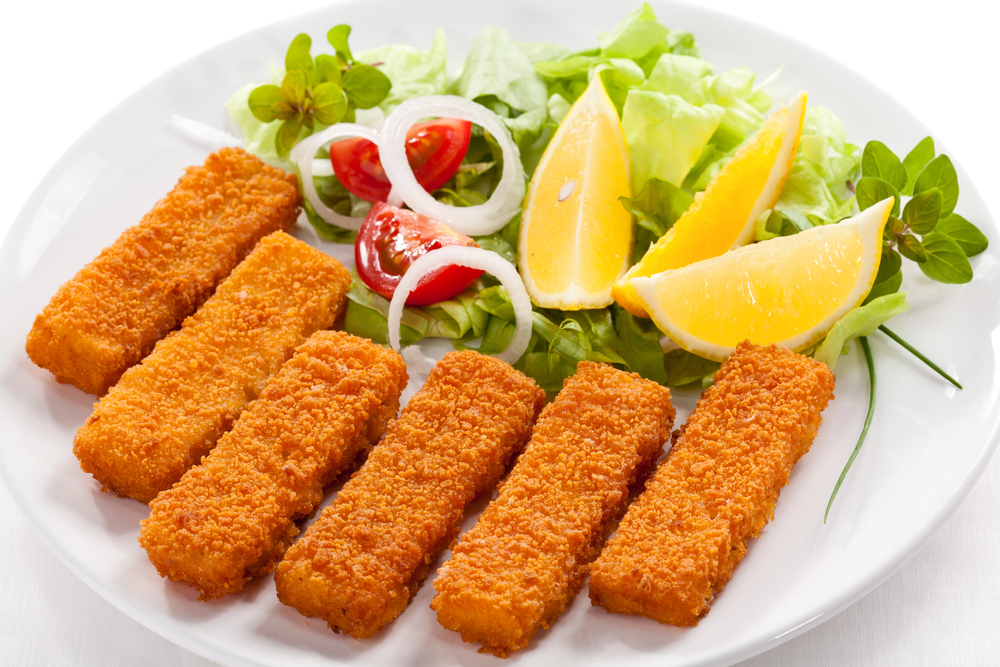 Fischstäbchen an Salat und Zitrone aus dem Airfryer