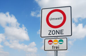 Verkehrszeichen, das eine Umweltzone anzeigt als Symbolbild für den Ratgeber Umweltplakette entfernen