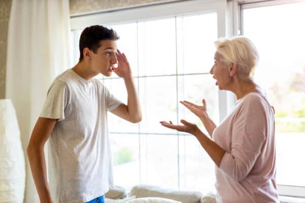 Ein Streit zwischen Sohn und Mutter als Symbolbild für Ratgeber: gestörte Mutter-Sohn-Beziehung