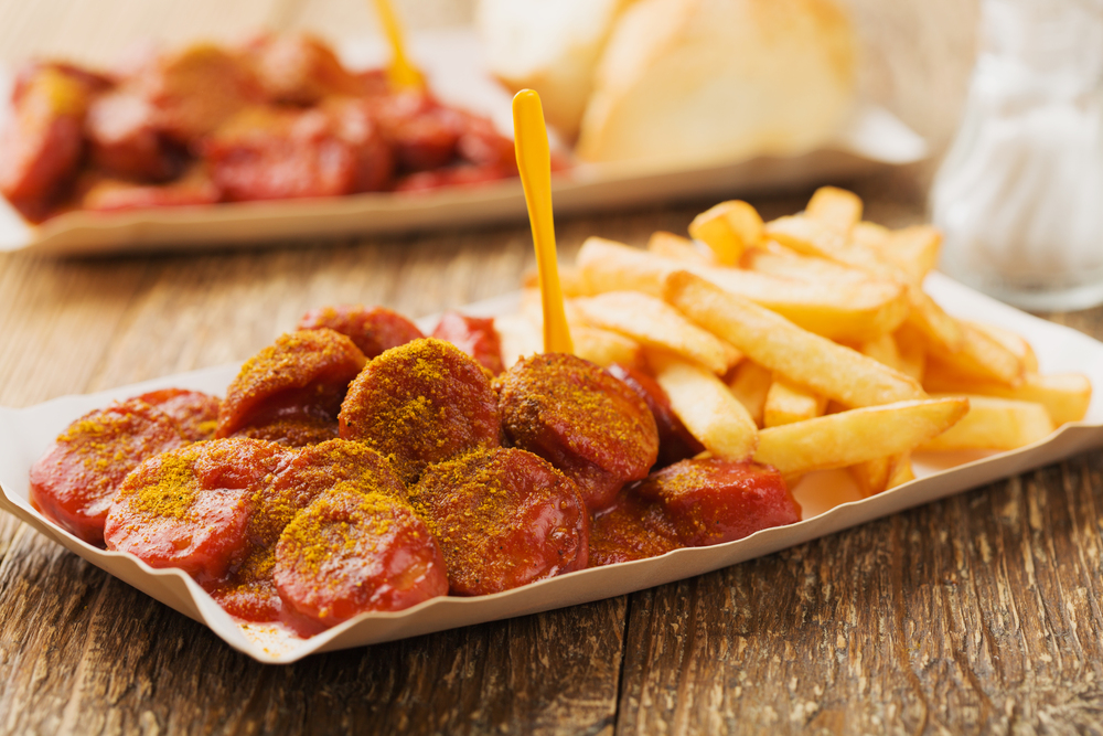 Currywurst mit Pommes klassisch vom Imbissstand als Symbolbild für den Beitrag: Currywurst Soße selber machen