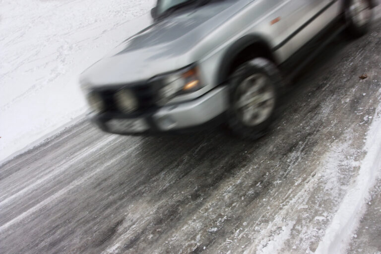 Auto bei Eis und Schnee auf der Straße als Symbolbild für den Ratgeber: Bei Glatteis fahren