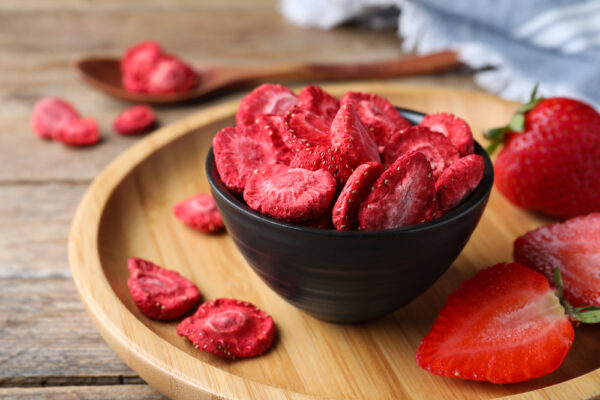 Eine Schale in Scheiben geschnittener gefriergetrockneter Erdbeeren als Symbolbild für den Ratgeber: Gefriergetrocknete Früchte selber machen