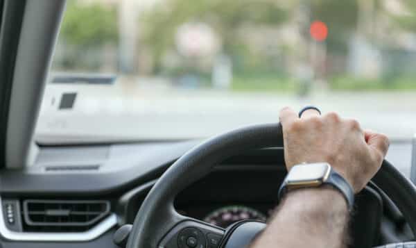 Autofahrer als Symbolbild für den Ratgeber: Auto quietscht beim Fahren.