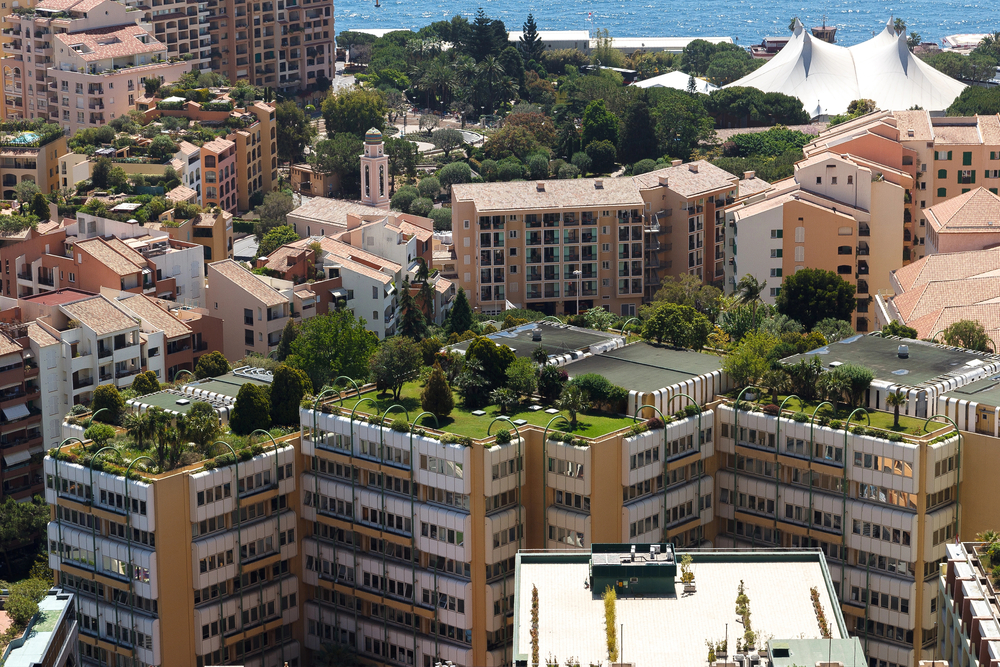 Monaco mit grünen Dächern als Symbolbild für den Beitrag: Was ist eine Schwammstadt?