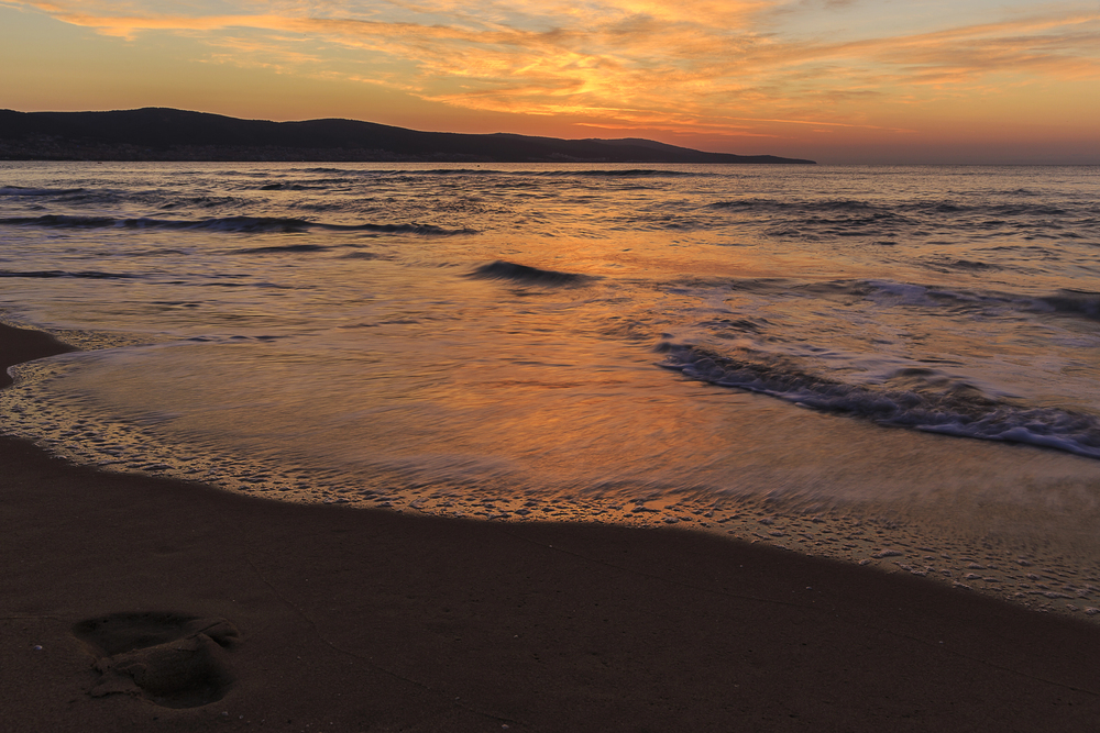 Sonnenaufgang an der Küste von Sunny Beach in Bulgarien als eines von günstigen Urlaubszielen.