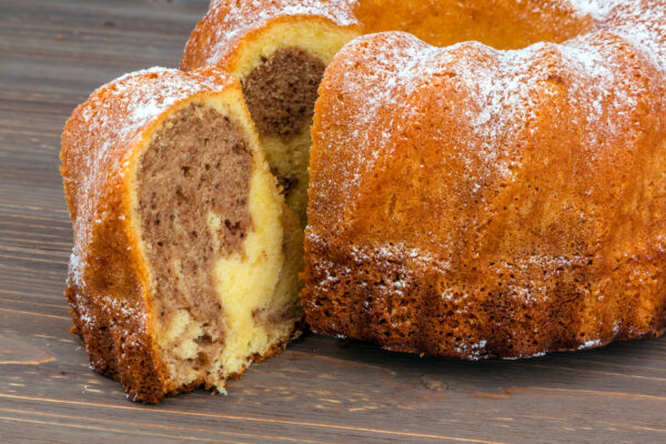 Frisch angeschnittener selbstgebackener Marmor-Kuchen aus einer Guglhupfform