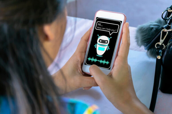 User nutzt Ki-Assistent auf dem Smartphone im Alltag
