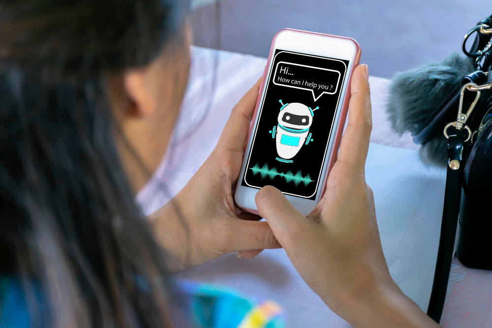 User nutzt Ki-Assistent auf dem Smartphone im Alltag