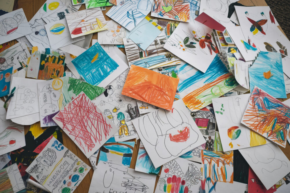 Ein Stapel voll gezeichneter Kinderbilder.