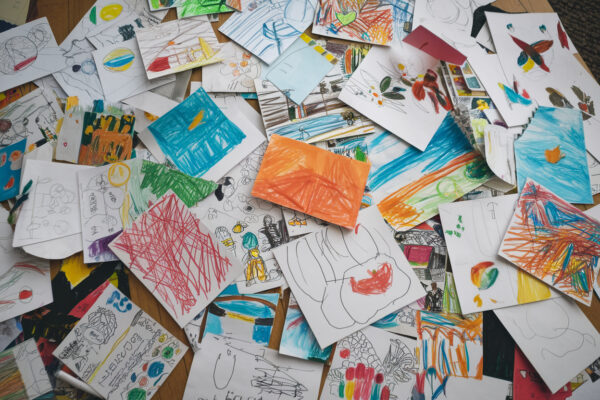 Ein Stapel voll gezeichneter Kinderbilder.