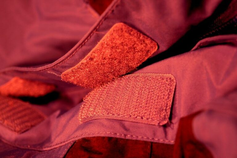 Klettverschluss in Großaufnahme als Symbolbild für den Ratgeber: Klettverschluss reinigen