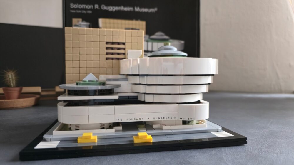 LEGO Architecture: Solomon R. Guggenheim Museum mit Originalkarton im Hintergrund (ein gutes Beispiel für Lego für Erwachsene)