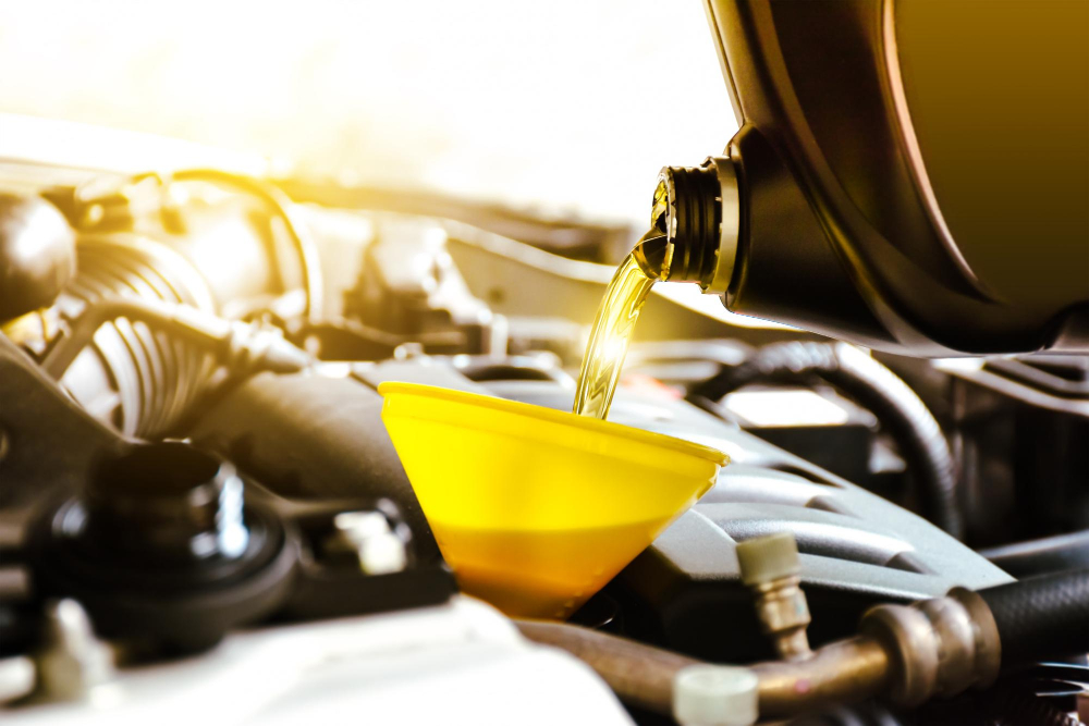 Motoröl wird mit gelbem Trichter in den Motor eingefüllt