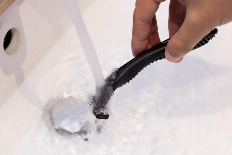 Rasierer unter dem Wasserstrahl reinigen.