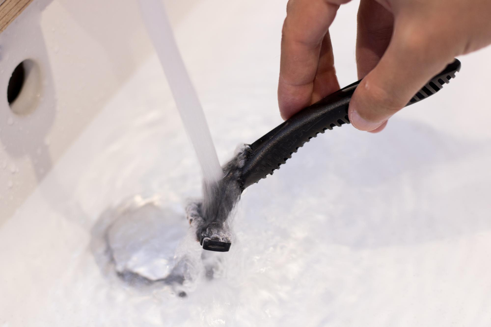 Rasierer unter dem Wasserstrahl reinigen.