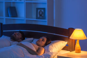 Mann und Frau schlafen mit Licht an.