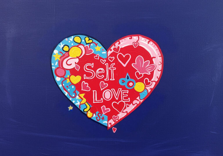 Bunt verziertes Herz mit der Aufschrift „Self Love“ auf dunkelblauem Hintergrund.