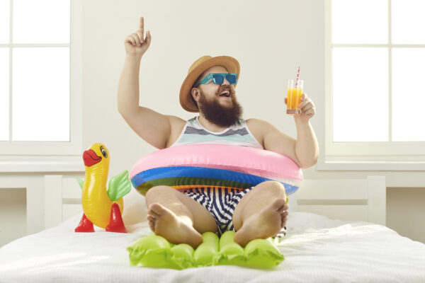 Lustiger Typ, der im Sommerurlaub bei seiner Staycation Spaß hat.