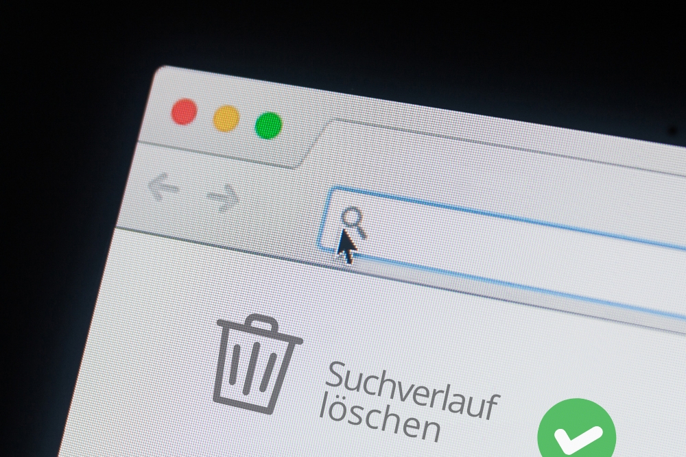Ein Screenshot zeigt den Moment, in dem der Mauszeiger in der Suchleiste eines Browsers schwebt, begleitet von einem Symbol für das Löschen des Suchverlaufs, das für Datenschutz und Sicherheit steht.