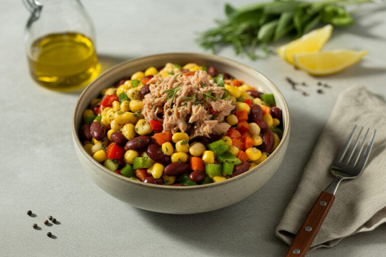 Bunter Thunfischsalat mit Mais, Bohnen und Paprika in Schüssel serviert