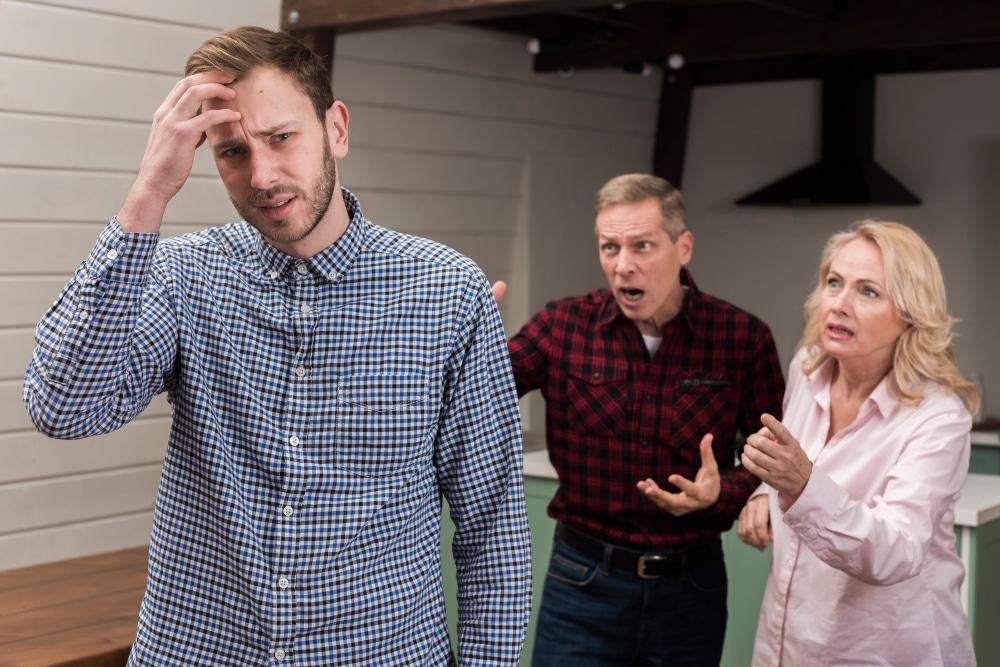 Elter meckern erwachsenen Sohn als Symbolbild für den Ratgeber: Toxische Familie