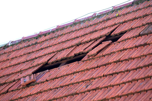 Unwetter-Schäden an einem Dach, verursacht durch einen Sturm.