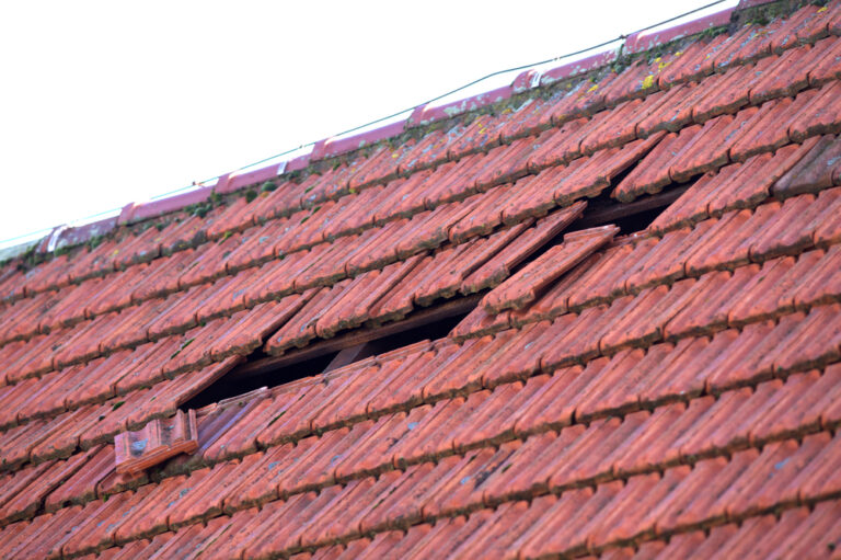 Unwetter-Schäden an einem Dach, verursacht durch einen Sturm.