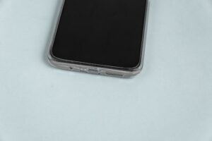 Smartphone in einer Silkonhülle als Symbolbild für den Ratgeber: Verfärbtes Silikon reinigen
