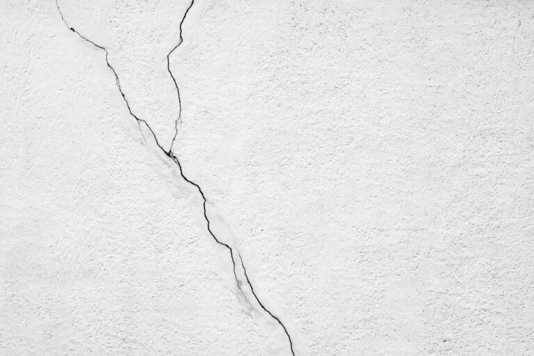 Wandrisse in einer Wand.