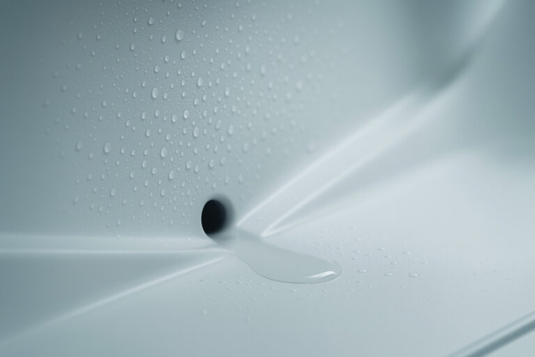 Wasser im Kühlschrank: Tropfen und Pfütze am Ablaufloch