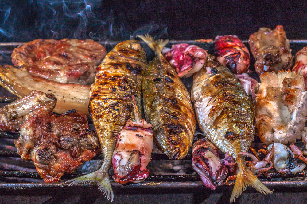 Weihnachts-BBQ in Australien: Frisch gegrillter Fisch, Meeresfrüchte und Fleisch gehören zu den traditionellen Festtagsgerichten, die unter der sommerlichen Sonne genossen werden – ein einzigartiges Weihnachtsessen am anderen Ende der Welt.