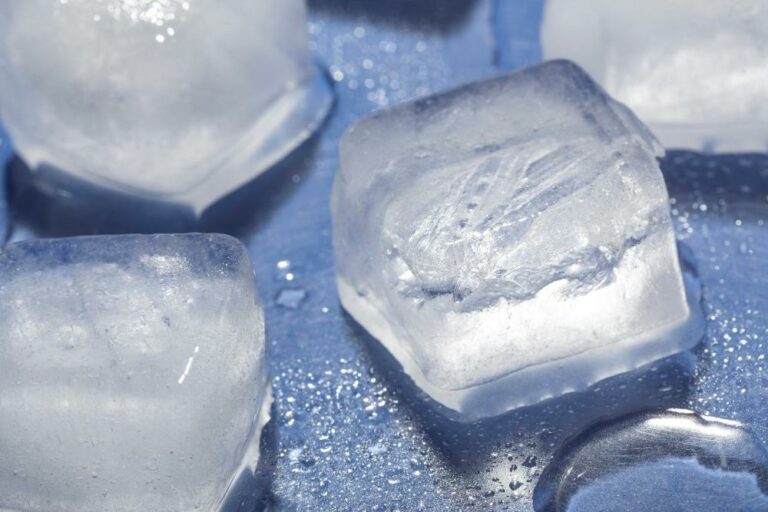 Fertige Eiswürfel auf blauem Untergrund