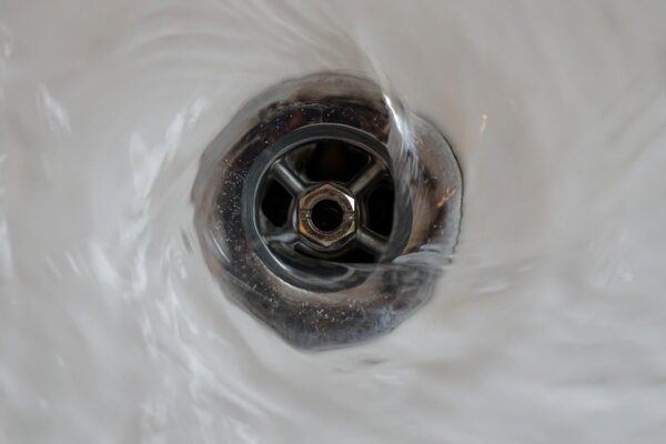 Verstopfter Abfluss in einem Waschbecken mit stehendem Wasser