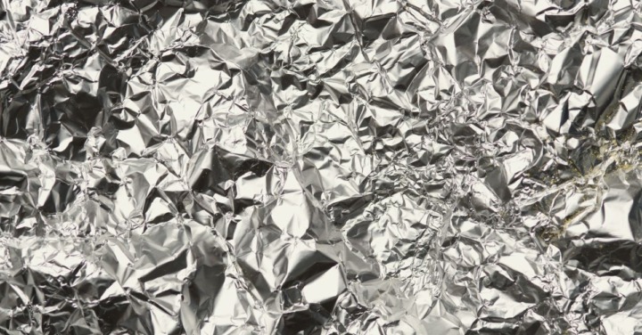 Zerknitterte Aluminiumfolie in Nahaufnahme