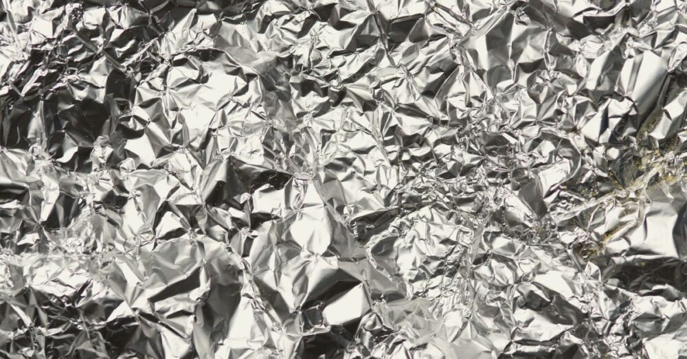 Zerknitterte Aluminiumfolie in Nahaufnahme