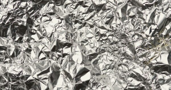 Zerknitterte Aluminiumfolie in Nahaufnahme
