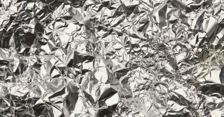 Zerknitterte Aluminiumfolie in Nahaufnahme