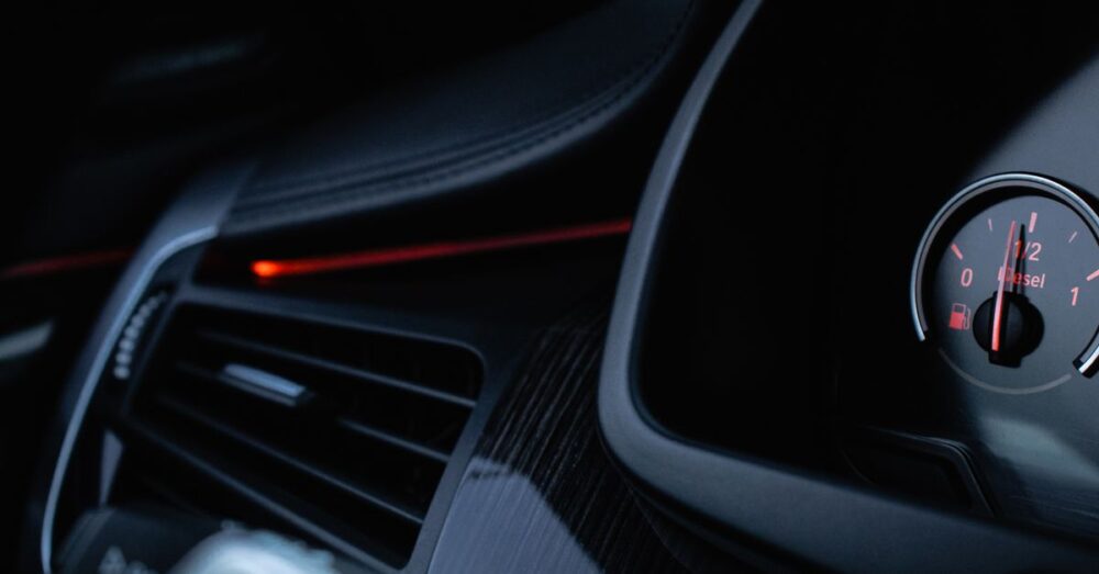 Lüftungsdüse im Auto – Auto-Klimaanlage desinfizieren bei muffigem Geruch
