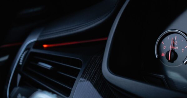 Lüftungsdüse im Auto – Auto-Klimaanlage desinfizieren bei muffigem Geruch