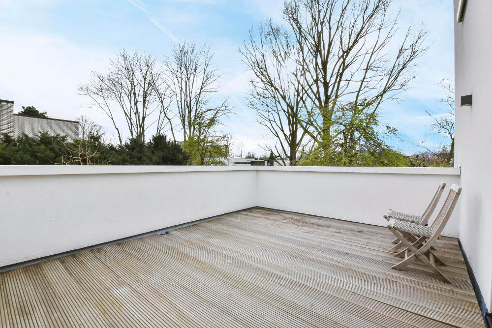 Balkonboden aus Holz mit Dielen nach der Reinigung