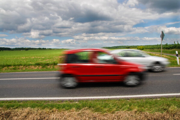 Zwei Autos nebeneinander auf der Landstraße, Bewegungsunschärfe – typische Szene „geblitzt beim Überholtwerden“ mit zwei Fahrzeugen im Messfeld.