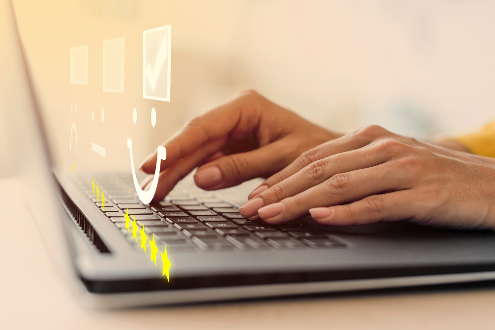 Hände tippen am Laptop, Sterne und Bewertungs-Symbole im Bild – Symbolfoto für Bewertungen, Online-Reviews und Vertrauen.