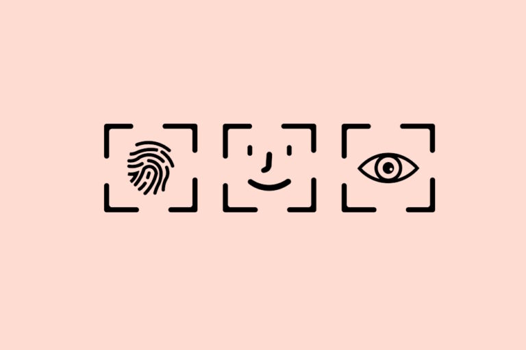 Fingerabdruck, Gesicht und Auge als Symbole für biometrische Sicherheit auf rosa Hintergrund.