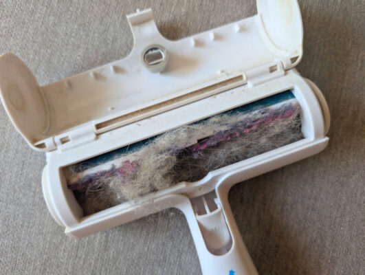 Geöffnete Auffangkammer des BluePet RolloTollo mit gesammelten Tierhaaren und Fusseln