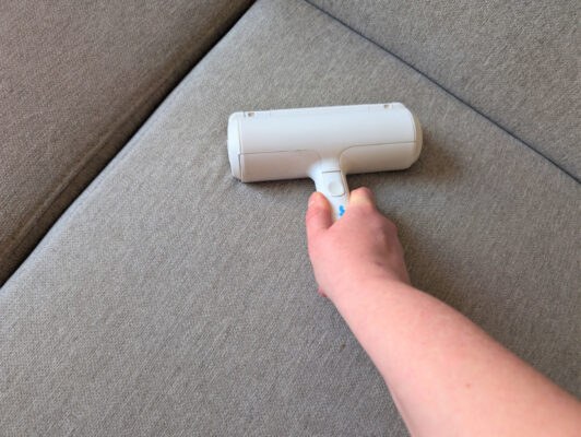 BluePet RolloTollo in der Anwendung auf grauem Sofa nach dem Entfernen der Tierhaare