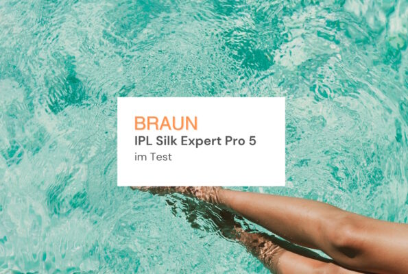 Glatte Beiner einer jungen Frau im Pool und dem Schriftzug Braun IPL Silk Expert Pro 5 im Test