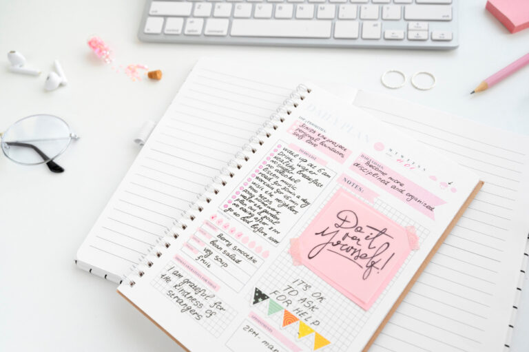 Offenes Notizbuch mit Stift und minimalistischem Layout – Einstieg ins Bullet Journal starten für Anfänger