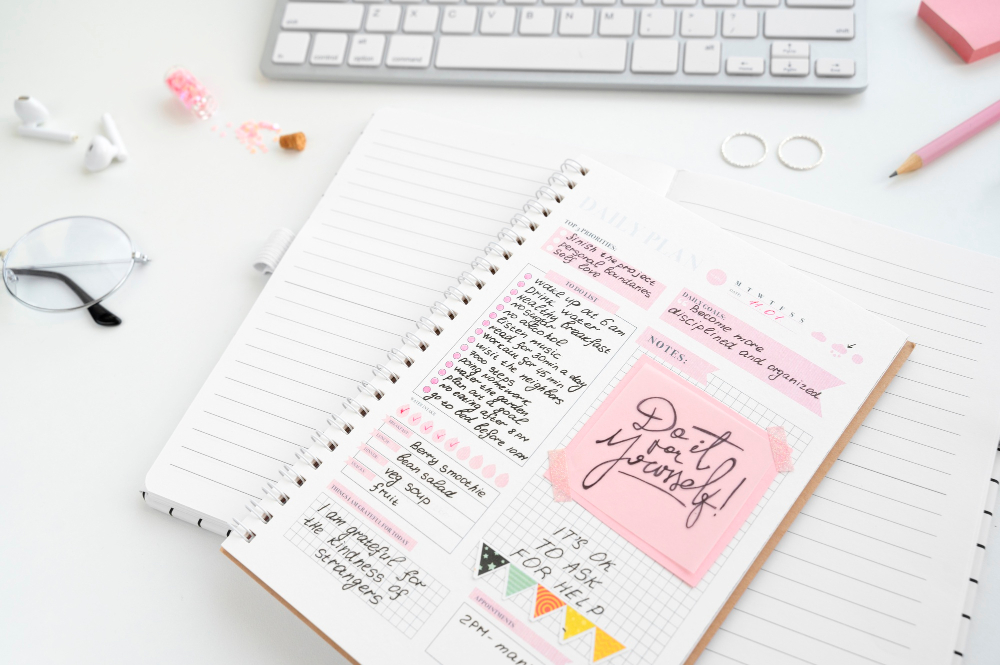 Offenes Notizbuch mit Stift und minimalistischem Layout – Einstieg ins Bullet Journal starten für Anfänger